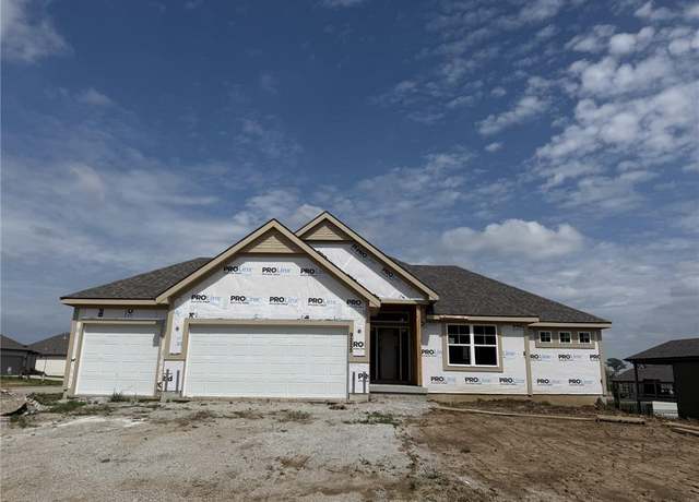 Property at 9225 N Poplar Ave, Kansas City, MO 64156, 4 beds, 3 baths