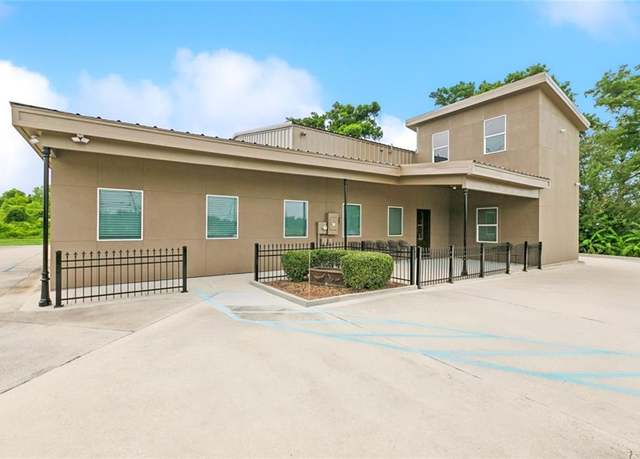 Property at 1400 Woodland Hwy, Belle Chasse, LA 70037, 6 beds, 3 baths