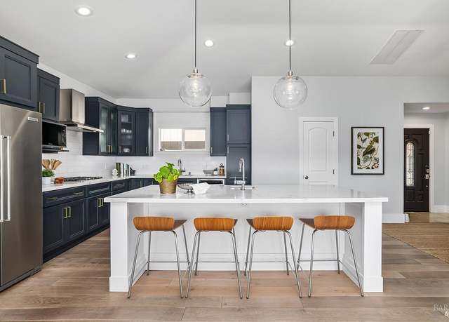 Property at 900 Valley View Ln, Mill Valley, CA 94941, 4 beds, 4.5 baths