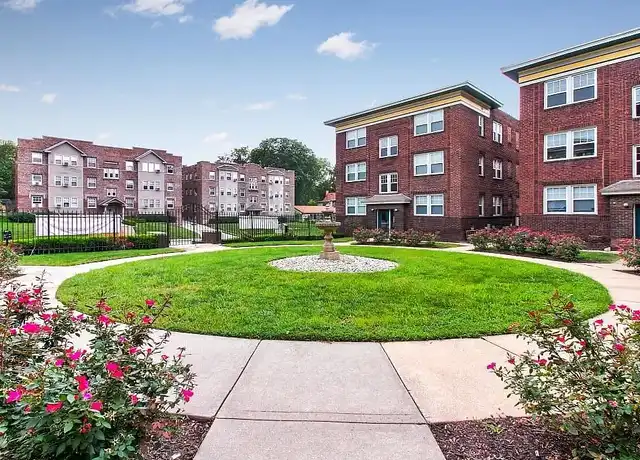 Property at Roanoke Court Apartments - 3675 Southwest Trfy, Kansas City, MO, 64111, 1-2 bed, 1 bath, [object Object]